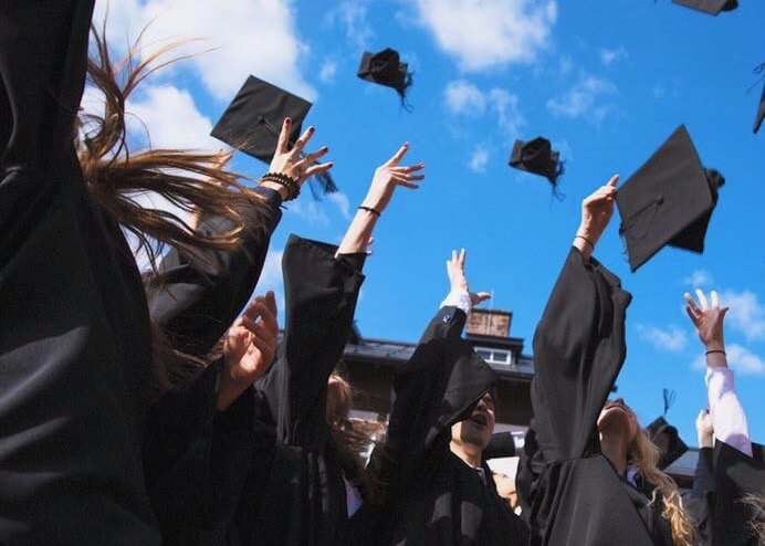 IB-Schüler werfen Abschlusshüte in der St. Gilgen International Boarding School