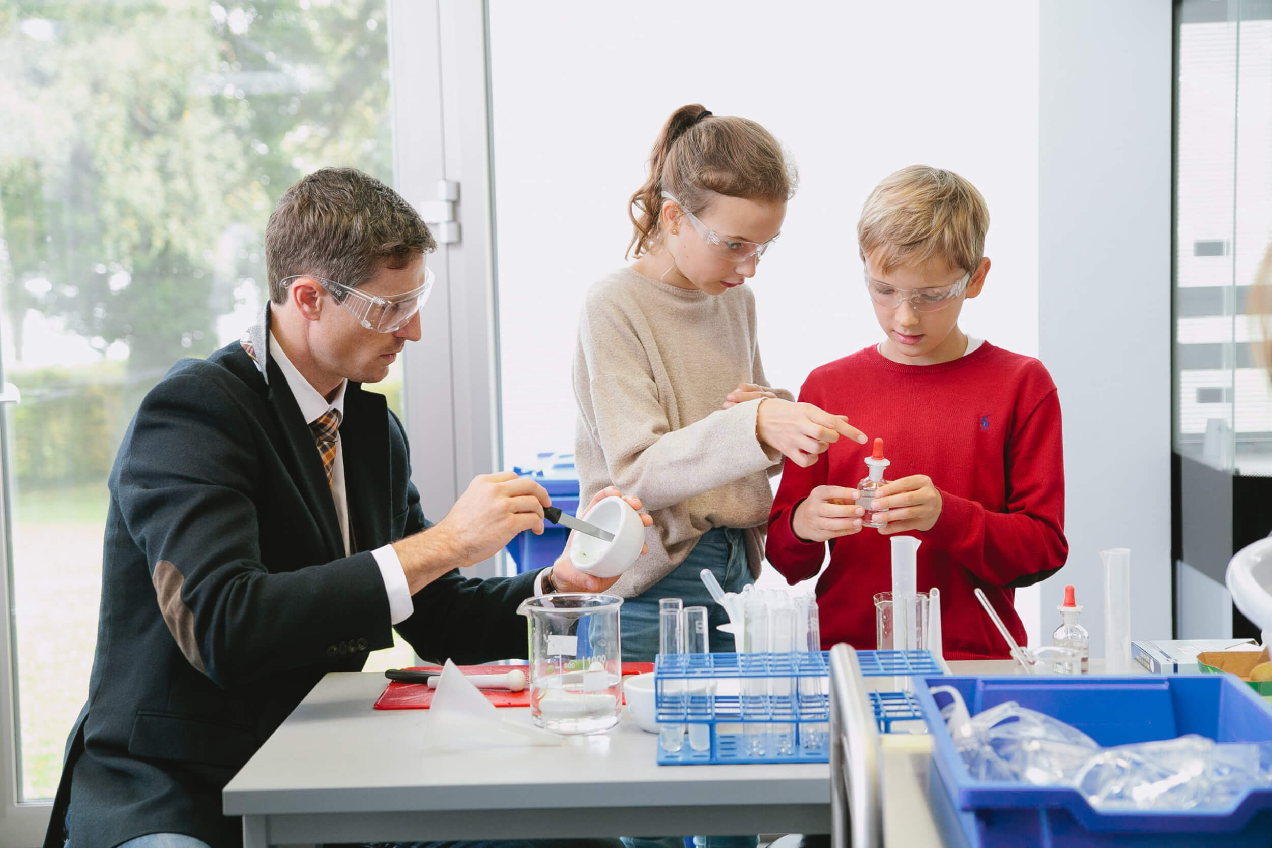 Grundschüler während des naturwissenschaftlichen Unterrichts in der St. Gilgen International Boarding School