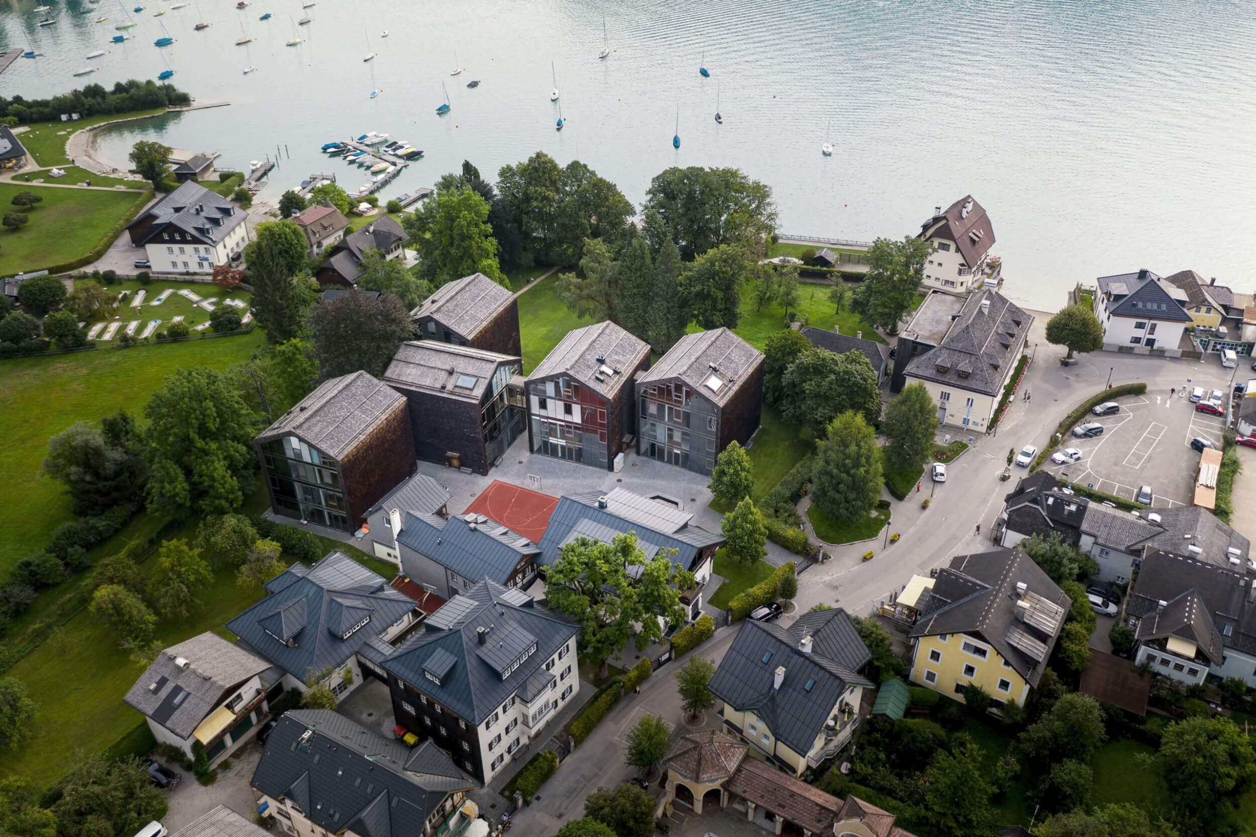 Gebäude der St. Gilgen International Boarding School mit Blick auf den Wolfgangsee und die österreichischen Alpen