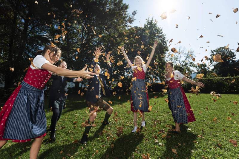 Schüler in traditioneller österreichischer Kleidung in der St. Gilgen International Boarding School