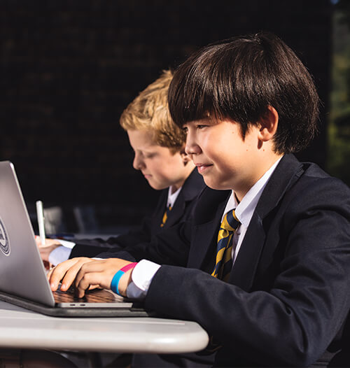 Internationale Schüler während des Unterrichts in der St. Gilgen International Boarding School