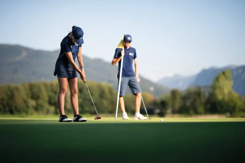Camper beim Golf-Sommercamp im Internationalen Internat St. Gilgen