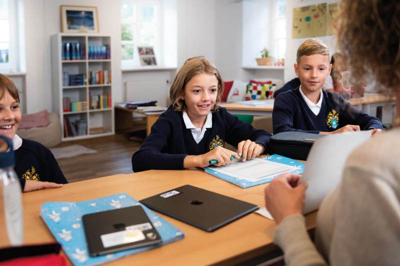 Grundschülerin beim Lernen im Unterricht in der St. Gilgen International Boarding School