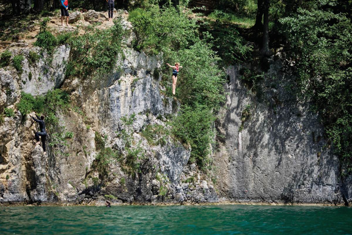 Student cliff jumping in Wolfgangsee near St. Gilgen International Day and Boarding School