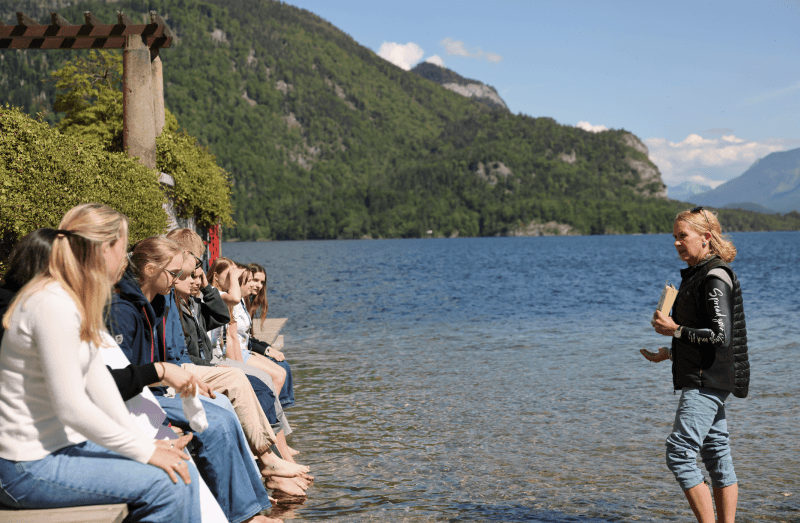 Schüler bei Nachhaltigkeitsaktivitäten in der St. Gilgen International Boarding School