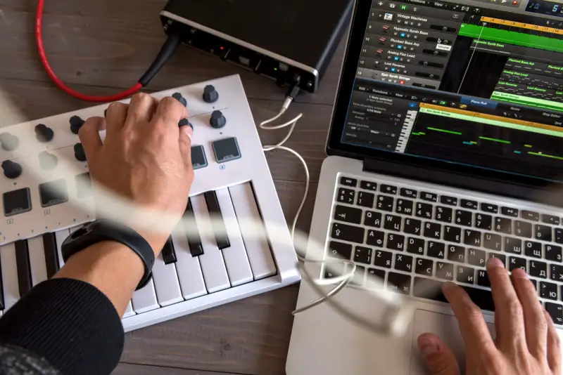 Teilnehmer des Sommercamps für digitale Musikproduktion im internationalen Internat St. Gilgen